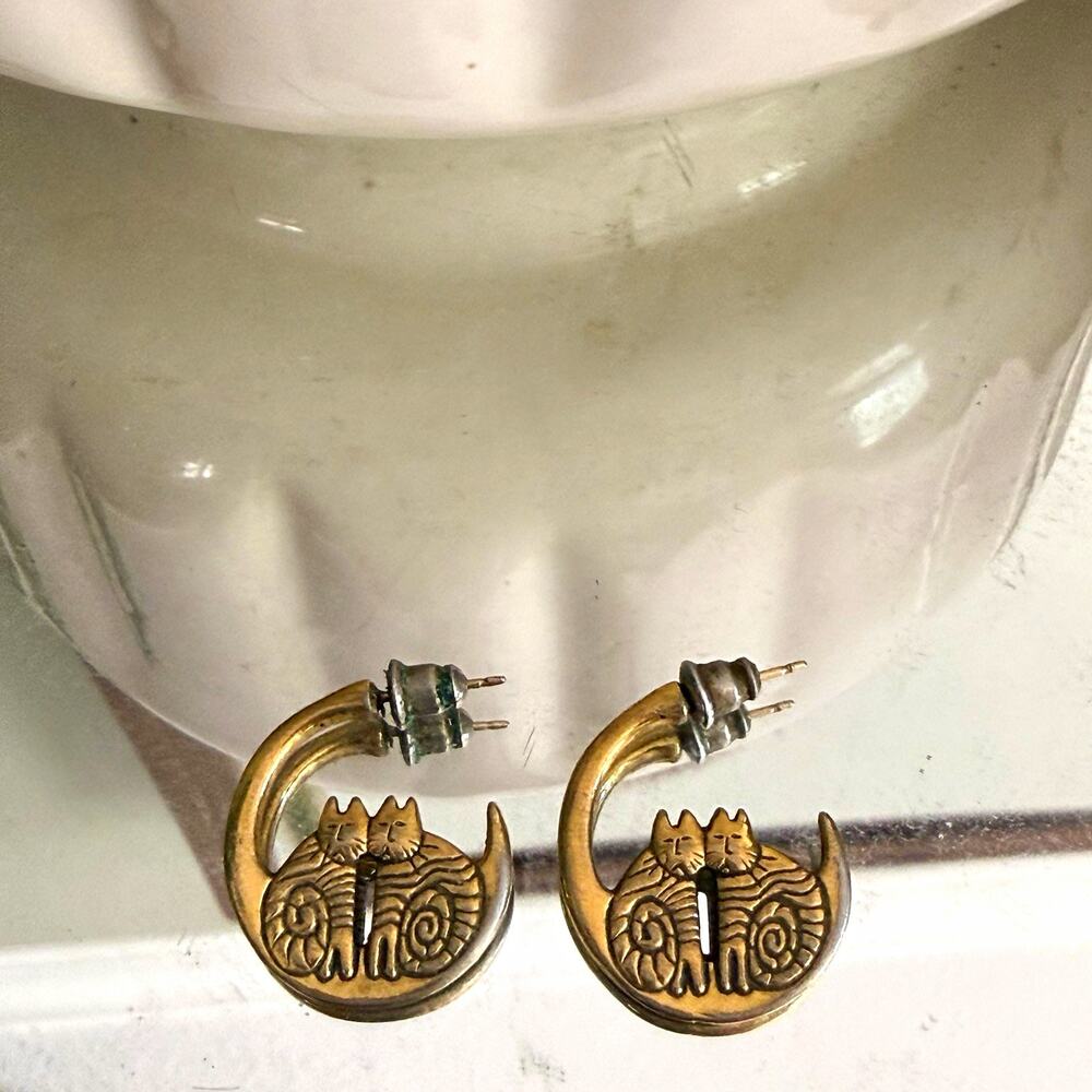 Gold Tone Metal Cat Motif Round Stud Earrings Closure 1 in